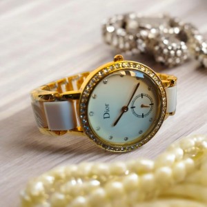 ساعة نسائي ديور دهبي و لولي الماس - عقرب ثواني متحرك