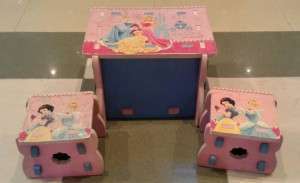 طاولة مع كراسي خشب للاطفال