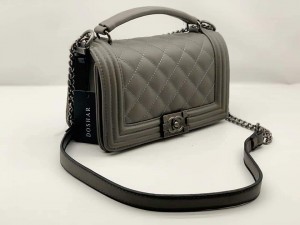 حقيبة يد وكتف نسائي شانيل يد جلد مع سنسال CHANEL